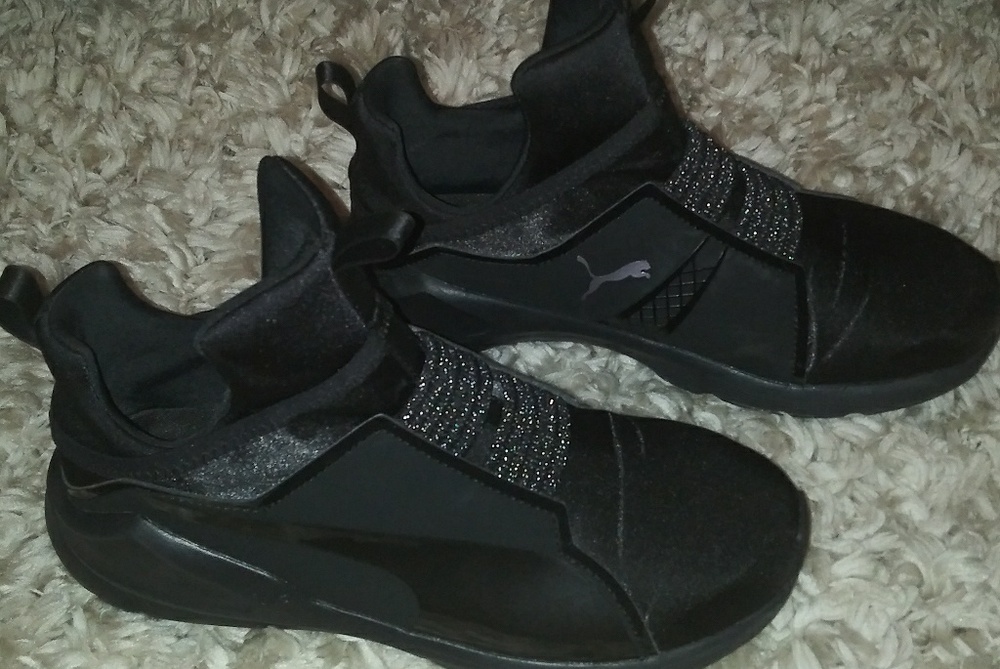Women's Puma tennis shoes